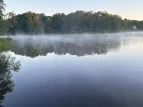 Peaceful Pocono Lakefront, beach, pools, firepit, pets